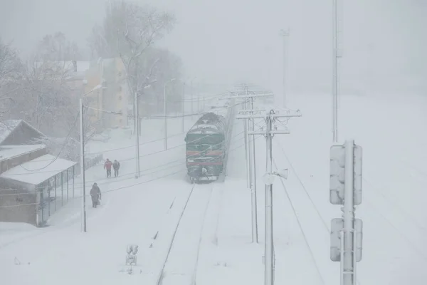 Treno Sulla Stazione Ferroviaria Coperto Neve Blizzard Tempesta Neve Concetto — Foto Stock