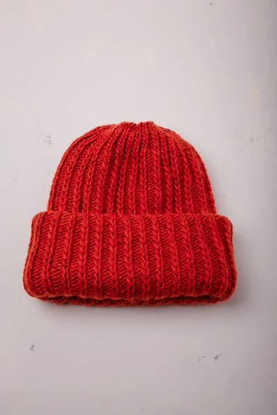 红色的暖帽或帽子 白色背景上编织有辫子图案 特写镜头 冬季服装及配件 — 图库照片
