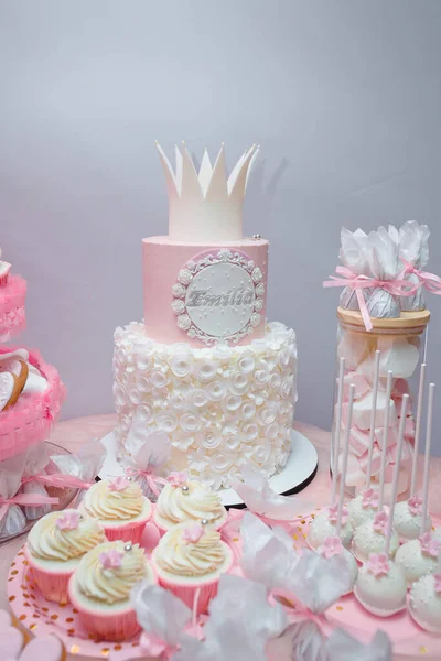 女孩的生日蛋糕 粉红甜点 乳酪冠形状 白色奶油玫瑰花 题名艾米莉亚 糖果吧 棉花糖 — 图库照片
