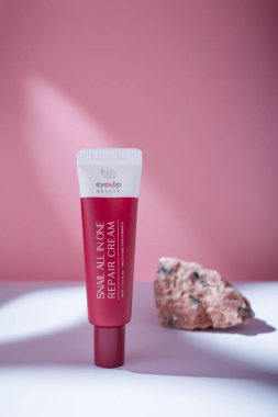 İzmail, Ukrayna. Mayıs 2022. Koreli Eyenlip Salyangoz Hepsi Bir Arkaplanda Pembe Onarım Kremi, Yaşlanma Karşıtı Kozmetik Salyangoz Sümüğü