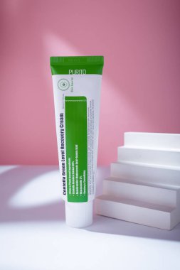 İzmail, Ukrayna. Mayıs 2022. Purito Centella Yeşil Seviye Kurtarma Kremi tüpü pembe arka planda. Asit ve bitkisel Kore kozmetik ürünleri