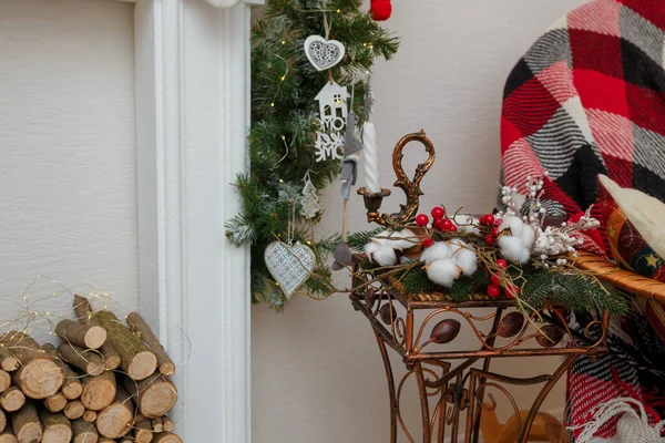 Рождественская Цветочная Композиция Букет Еловых Ветвей Красные Ягоды Белые Хлопковые — стоковое фото