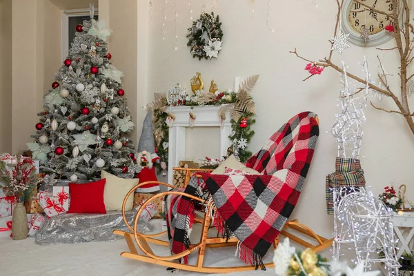 赤と白の球根を持つメリークリスマスモミの木 装飾的な暖炉 花輪と演奏とロッキングチェア 宴会場 — ストック写真