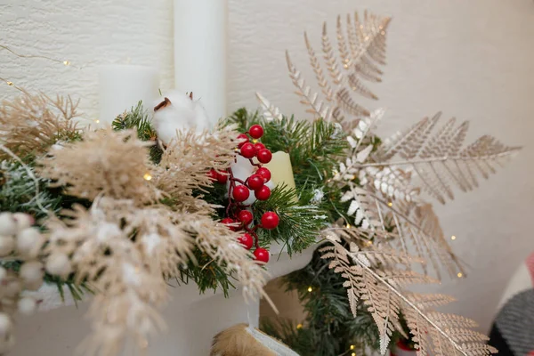 Рождественская Цветочная Композиция Еловых Ветвей Красных Ягод Белых Хлопковых Цветов — стоковое фото