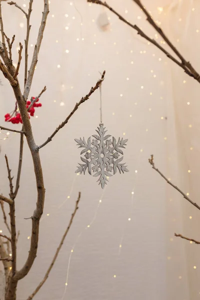 눈송이가 가로등에 나뭇가지에 매달려 배경을 이루고 크리스마스 — 스톡 사진