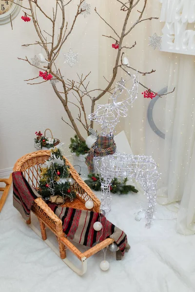 ニットスカーフで装飾ウィッカーそりやそり 泡とモミの木 トナカイの形をしたガーランド メリークリスマス背景 — ストック写真