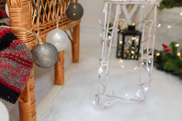 Zilveren Witte Bollen Kerstballen Met Gebreide Sjaal Rieten Meubelen Close — Stockfoto