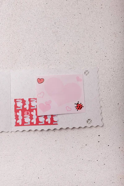 ウクライナのイズメール 2022年2月14日 バレンタインデーのポストカード 白い背景に赤いハートとテントウムシ — ストック写真