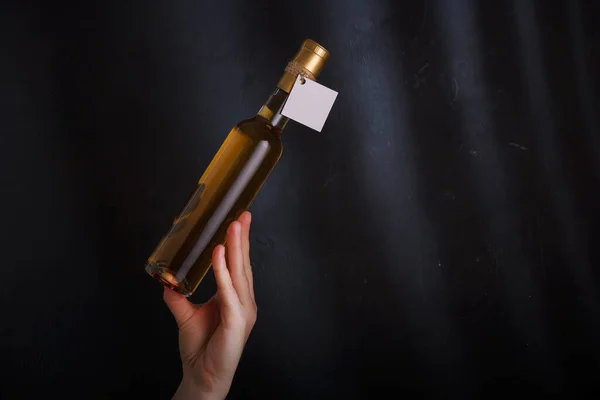 Женская Рука Держит 250 Бутылку Белого Вина Наклейкой Этикетки Бренда — стоковое фото