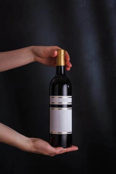 Manos Sosteniendo Botella Vino Tinto Con Etiqueta Simulada Sin Marca Imágenes De Stock Sin Royalties Gratis