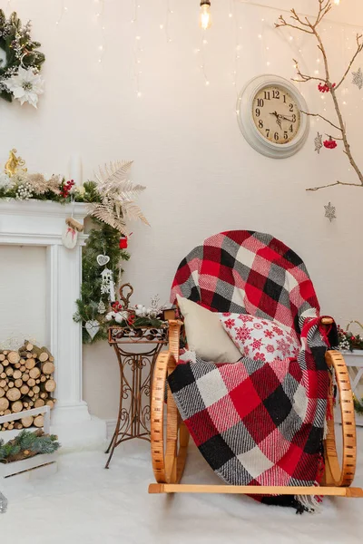 圣诞装饰壁炉 里面有圆木 花圈和摇椅 还有红色的格子花和垫子 喜庆客厅 — 图库照片