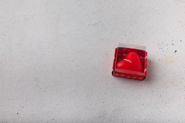 Rote Herzförmige Kerze Schachtel Auf Weißem Hintergrund Kleines Valentinstagsgeschenk Symbol — Stockfoto
