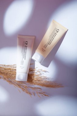 İzmail, Ukrayna. Mayıs 2022. Estetik parlak, yoğun, besleyici saç kremi ve beyaz arka planda şampuan, sert gölgeler.