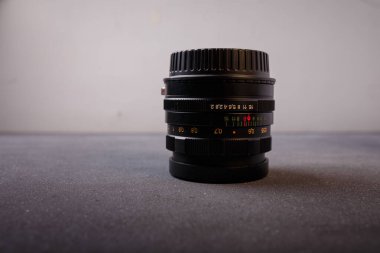 İzmail, Ukrayna. Nisan 2022. Gri arkaplandaki fotoğraf makinesi için SSCB Helios lensi. Eski fotoğraf ekipmanları, lens markası.