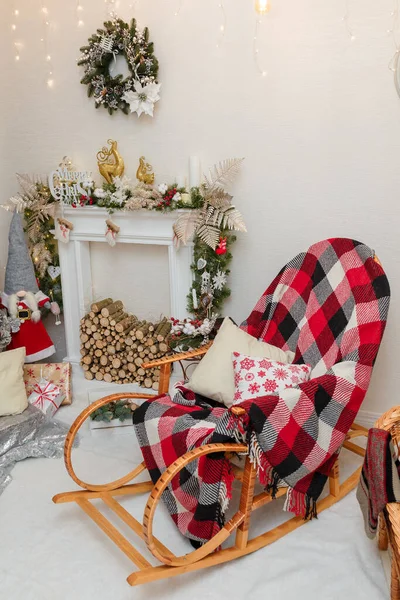 Frohe Weihnachten Dekorativen Kamin Mit Baumstämmen Inneren Kranz Und Schaukelstuhl — Stockfoto