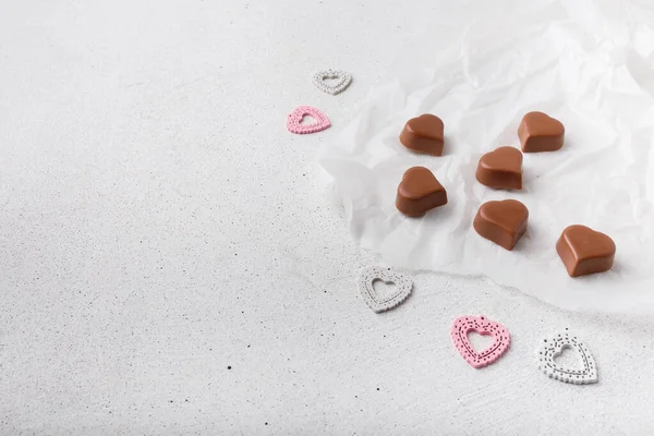 Febrero Chocolates Forma Corazón Juguetes Plástico Sobre Fondo Papel Blanco —  Fotos de Stock