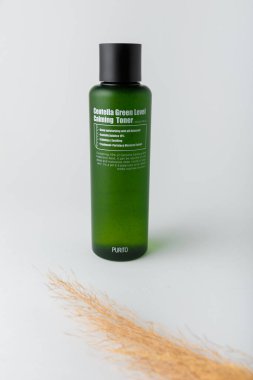 İzmail, Ukrayna. Mart 2022. Purito Centella yeşil seviye sakinleştirici toner. Beyaz arka planda yüz bakımı kozmetik nemlendirici şişesi