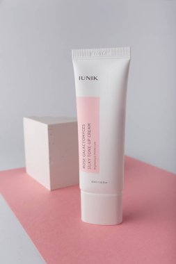 İzmail, Ukrayna. Mart 2022. IUNIK Rose Galactomyces ipeksi ton kremi. Parlatıcı ve kırışık bakım. Yüz derisi Kore kozmetik ürünleri
