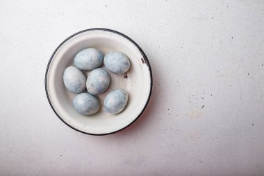 Paskalya yumurtaları ahşap arka planda maviye boyanmış. Üst görünüm, alanı kopyala