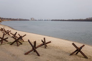 Metalik askeri engeller, bankada tanksavarlar. 2022 Ukrayna 'nın özgürlüğü ve bağımsızlığını koruyan yapılar