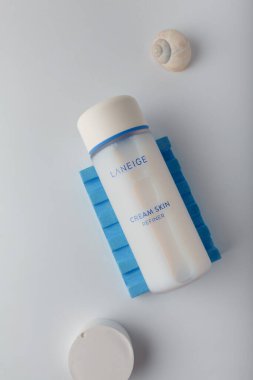 Zmail, Ukrayna. Mart 2022. Beyaz arka planda biraz dekorlu Laneige krem rengi deri arıtma şişesi. Kore yüz bakımı kozmetik ürünleri