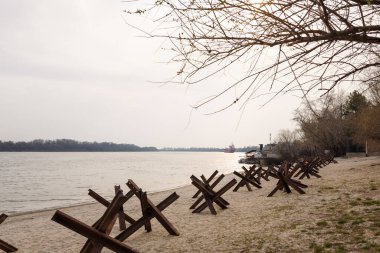 Metalik askeri engeller, bankada tanksavarlar. 2022 Ukrayna 'nın özgürlüğü ve bağımsızlığını koruyan yapılar