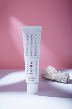 İzmail, Ukrayna. Mayıs 2022. Azulene Yoğun Yatıştırıcı Krem Tüpü Dr. Althea. Sivilceli kuru cilt için Kore kozmetik ürünleri