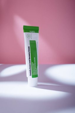 İzmail, Ukrayna. Mayıs 2022. Purito Centella Yeşil Seviye Kurtarma Kremi tüpü pembe arka planda. Asit ve bitkisel Kore kozmetik ürünleri