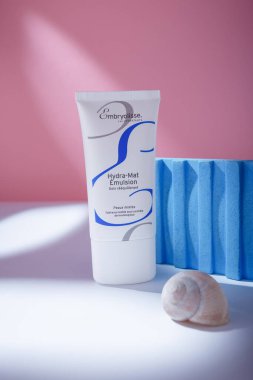 İzmail, Ukrayna. Mayıs 2022. Embriyolisse Les Hydratans Hydra-Mat Emülsiyon Normal ve kombinasyon cilt tüpü