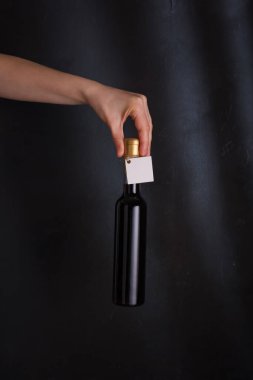 250 ml 'lik kırmızı şarap şişesinin üzerinde etiket var, siyah arka planda marka yok. Cabernet sauvignon, merlot, pinot noir. Alkol içeceği, kopyalama alanı