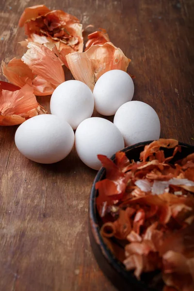 Huevos Blancos Cáscara Cebolla Sobre Mesa Rústica Diy Huevos Pascua Imagen De Stock