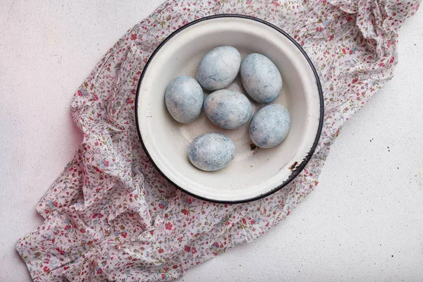 Сині Розмальовані Великодні Яйця Білій Мисці Фіолетовому Кухонному Столі Квітами — стокове фото