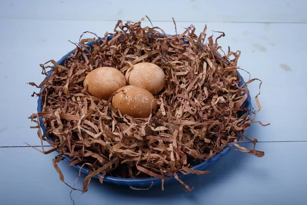 Bord Versierd Als Vogelnest Met Bruin Gekleurde Eieren Blauwe Achtergrond — Stockfoto