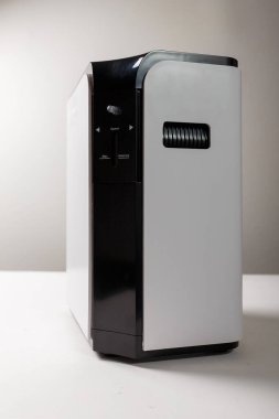 Beyaz arka planda oksijen yoğunlaştırıcı makine var. Hipoksi, koronavirüs ve diğer solunum hastalıklarından tedavi ekipmanları