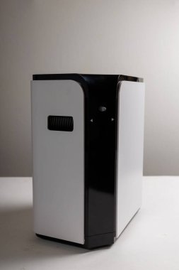 Beyaz arka planda oksijen yoğunlaştırıcı makine var. Hipoksi, koronavirüs ve diğer solunum hastalıklarından tedavi ekipmanları