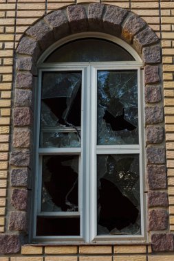 Kırık camlı terk edilmiş bir bina penceresi. savaş konsepti