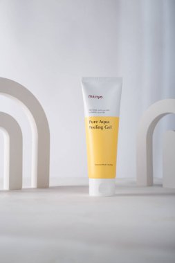 İzmail, Ukrayna. Temmuz 2024. Beton kemer desenli beyaz arka planda Manyo Kore kozmetik tüpü. Uzayı kopyala Doğal Saf Su Kabuğu Jölesi.