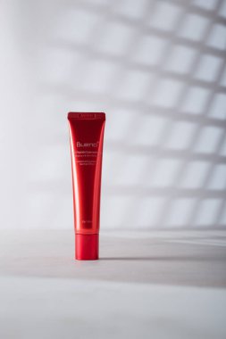İzmail, Ukrayna. Temmuz 2024. Beyaz arka planda Kore Kozmetik Kırmızı Tüpü. BUENO Peptid göz kremi nem ve kırışıklık önleyici.