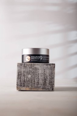 İzmail, Ukrayna. Temmuz 2024. Kore kozmetik kavanozu ahşap kaidede, beyaz arka planda. Hyaluron koyu renk Benone Peptid Ampul Göz Yaması Hidrasyon ve canlandırma için MEDI-PEEL