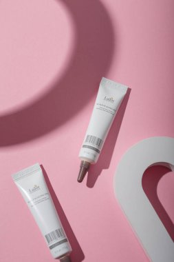 İzmail, Ukrayna. Temmuz 2024. Lador Scalp Spa tüpü. Pembe arka planda, beton dekorlu Kore kozmetik ürünleri. Düz konum, kopyalama alanı. Ürün sunumu, reklam afişi