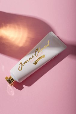 İzmail, Ukrayna. Temmuz 2024. Kore kozmetik ürünleri. Jeanne Calment bitkisel diş macunu tüpü pembe arka planda, sarı fişekli. Düz konum, kopyalama alanı. Ürün sunumu, reklam afişi.