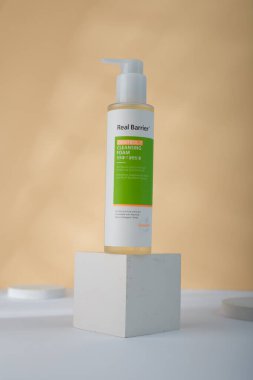 İzmail, Ukrayna. Temmuz 2024. Gerçek bariyer kontrol T temizlik köpüğü şişesi. Kore kozmetik ürünleri, sarı arka planda beton kübün üzerinde duruyor. Ürün sunumu, reklam afişi