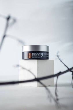 İzmail, Ukrayna. Temmuz 2024. Kore kozmetik kavanozu beton küp kaidesi, beyaz arka plan. Hyaluron koyu renkli Benone Peptid Ampul Göz Yaması Hidrasyon ve canlandırma için MEDI-PEEL. Kore kozmetik ürünleri sunumu. Boşluğu kopyala