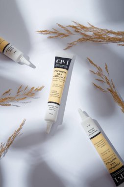 İzmail, Ukrayna. Temmuz 2024. Beyaz arka planda üç Kore kozmetik tüpü. CP-1 seramik tedavisi Protein saç onarım sistemi. Kuru ve hasarlı saçlar için kaliteli ipek ampul