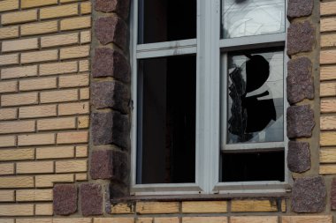 Kırık camlı terk edilmiş bir bina penceresi. savaş konsepti