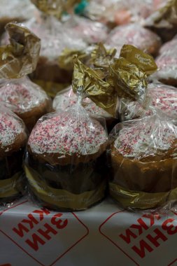 Süpermarkette kremalı ve şekerli paskalya pastaları. Ukraynaca yazıtlar - indirimler. Geleneksel bahar tatili pastası.