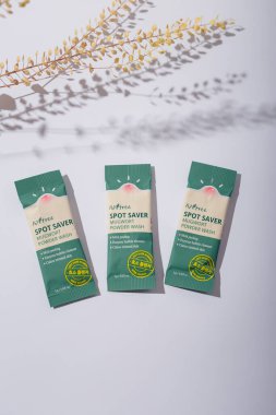 İzmail, Ukrayna. Temmuz 2024. Kore kozmetik ürünleri. ISNTREE Spot Saver Mugwort Pudra Yıkama. Bitki dallı beyaz arka planda bazı çubuklar.