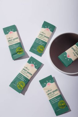 İzmail, Ukrayna. Temmuz 2024. Kore kozmetik ürünleri. ISNTREE Spot Saver Mugwort Pudra Yıkama. Ayna ve beyaz arka planda bazı çubuklar.