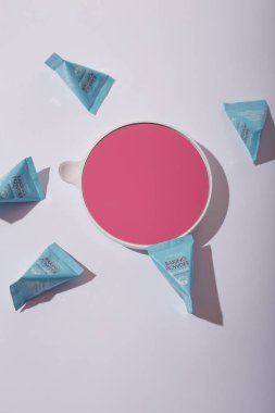 İzmail, Ukrayna. Temmuz 2024. Etude House Fırın Tozu Crunch Pore Fırçası. Kore kozmetik paketleri aynanın etrafında beyaz arka planda. Uzayı kopyala Ürün sunumu, reklam afişi