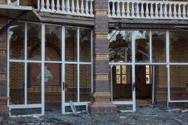 İzmail, Ukrayna. Temmuz 2024. Kırık cam kapıları ve pencereleri olan terk edilmiş bir bina..
